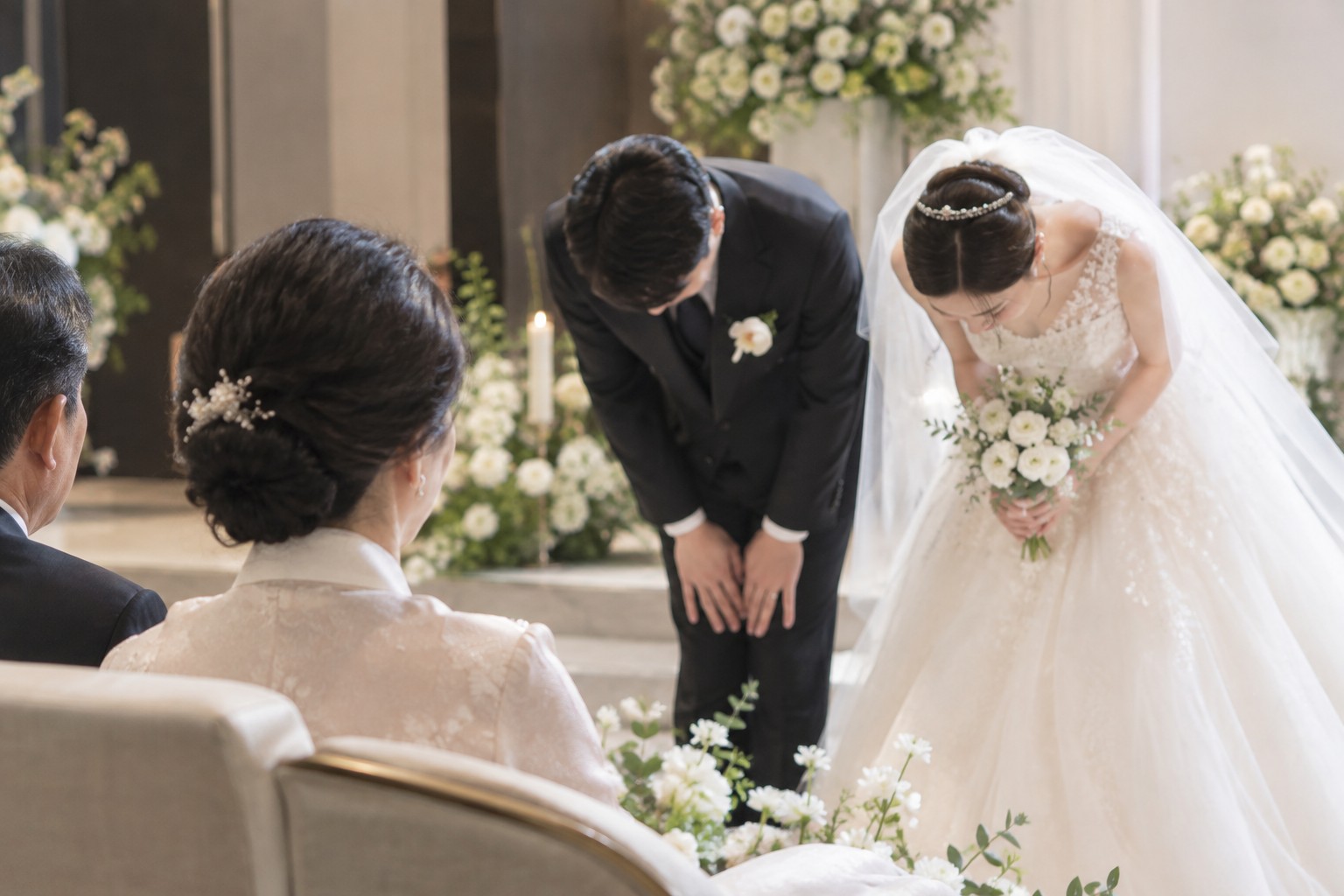 부모님께 인사하는 신랑과 신부